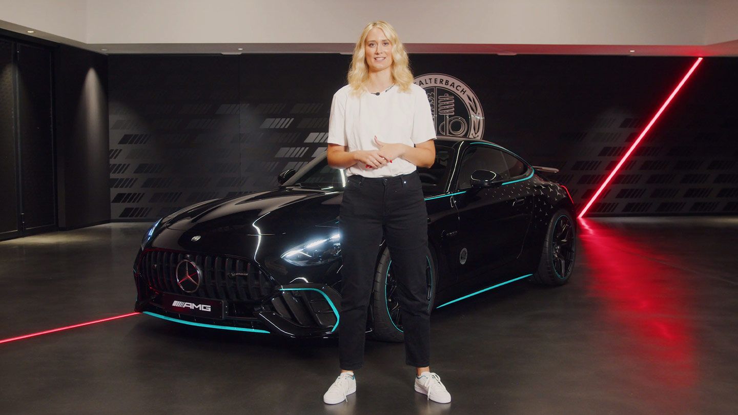 Produktmanagerin steht vor der Mercedes-AMG GT 63 PRO 4MATIC+ Motorsport Collectors Edition.